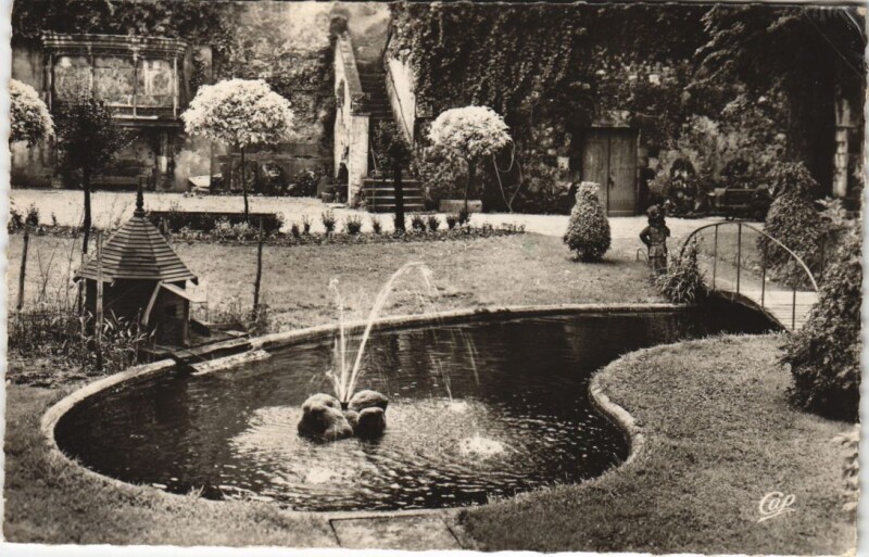 Carte postale ancienne Moulins Les Jardins du Musee France à Moulins