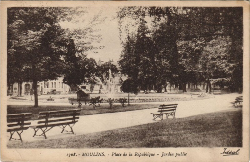 Carte postale ancienne Moulins Place de la Republique France à Moulins
