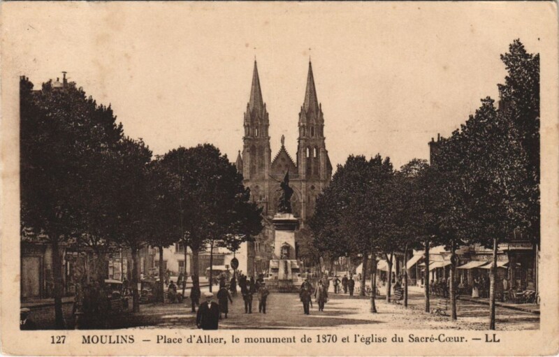 Carte postale ancienne Moulins Place d'Allier France à Moulins