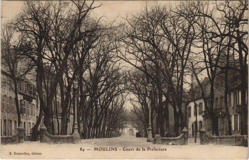 Carte postale ancienne Moulins Cours de la Prefecture France à Moulins