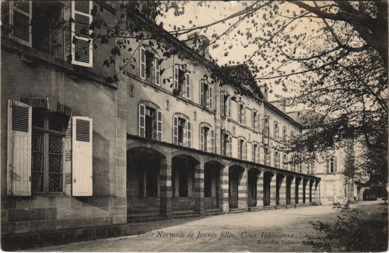 Carte postale ancienne Moulins Ecole Normale de Jeunes Filles France à Moulins