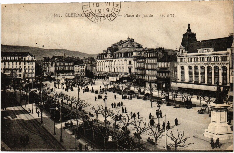 Carte postale ancienne Clermont-Ferrand Place de Jaude à Clermont-Ferrand