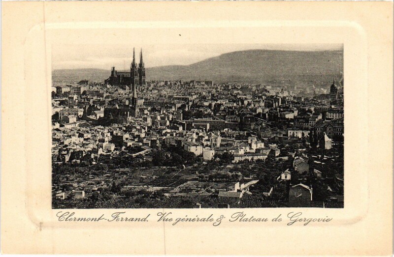 Carte postale ancienne Clermont-Ferrand Vue Generale - Plateau de Gergovie à Clermont-Ferrand