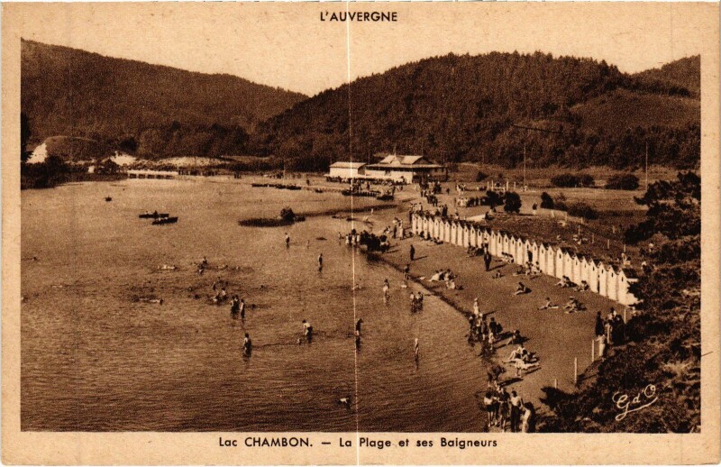 Carte postale ancienne Lac Chambon - La Plage et ses Baigneurs