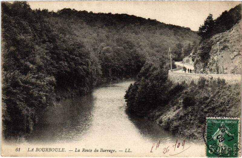 Carte postale ancienne La Bourboule La Route du Barrage à La Bourboule