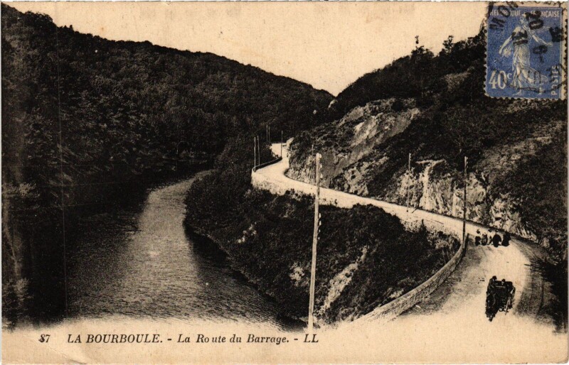 Carte postale ancienne La Bourboule La Route du Barrage à La Bourboule