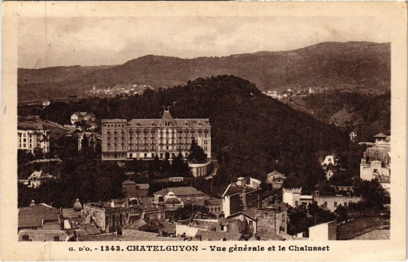 Carte postale ancienne Chatel-Guyon Vue Generale et le Chalusset à Chalus
