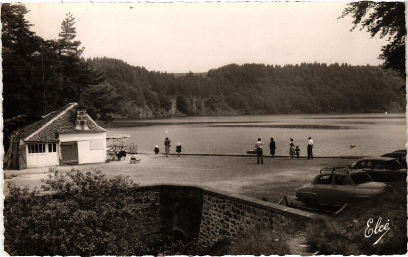 Carte postale ancienne Lac Pavin - La Maisonnette du Pecheur et le Lac