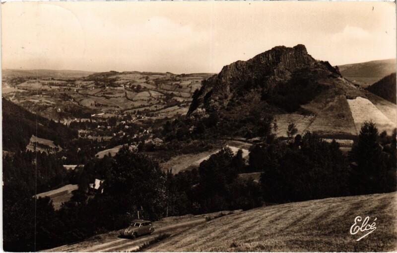 Carte postale ancienne La Roche de Vendeix et Vue sur la Vallee