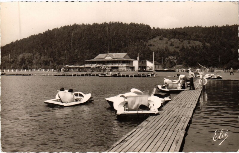 Carte postale ancienne Lac Chambon - La Plage et les Pedalos