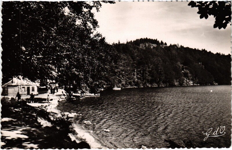 Carte postale ancienne Le Lac Pavin - Terrasse et Maison du Pecheur