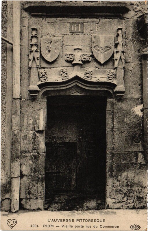 Carte postale ancienne Riom Vieille Porte Rue du Commerce