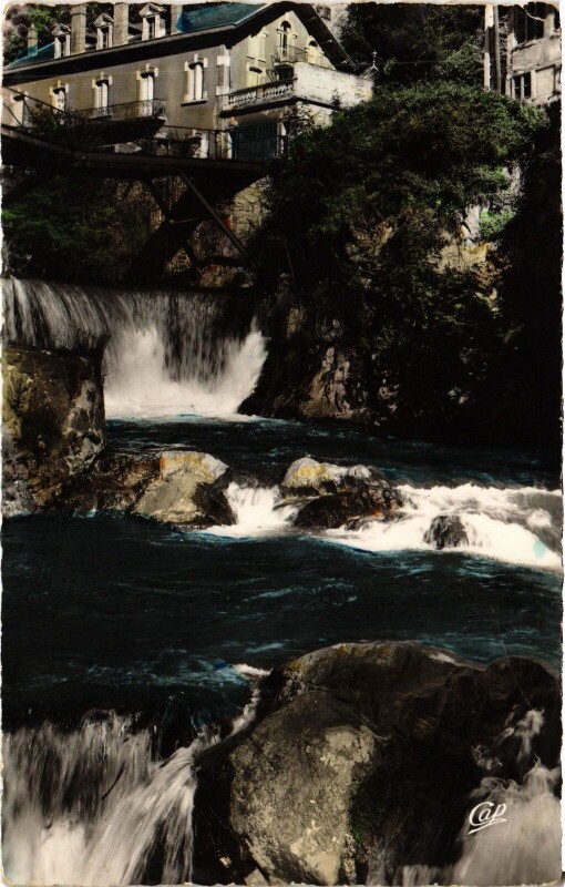 Carte postale ancienne Thiers Cascade du Creux de l'Enfer à Thiers