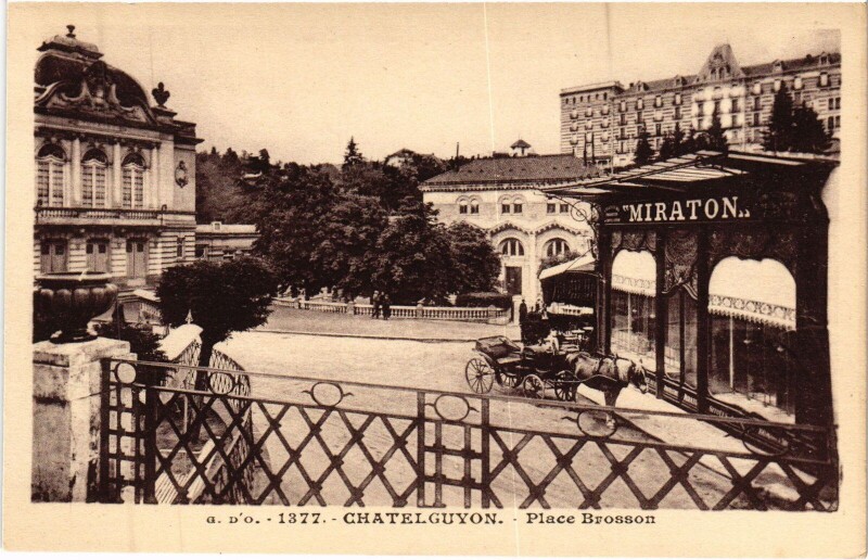 Carte postale ancienne Chatel-Guyon Place Brosson