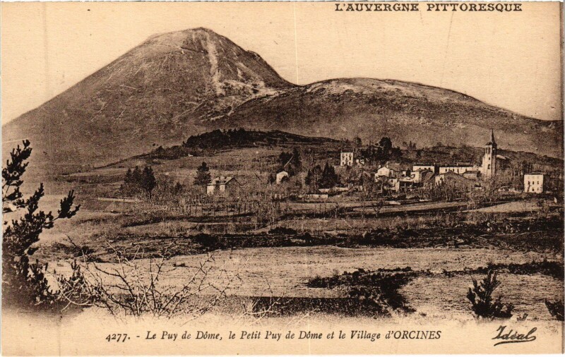 Carte postale ancienne Orcines Le Village - Le Puy de Dome et le Petit Puy de Dome à Orcines