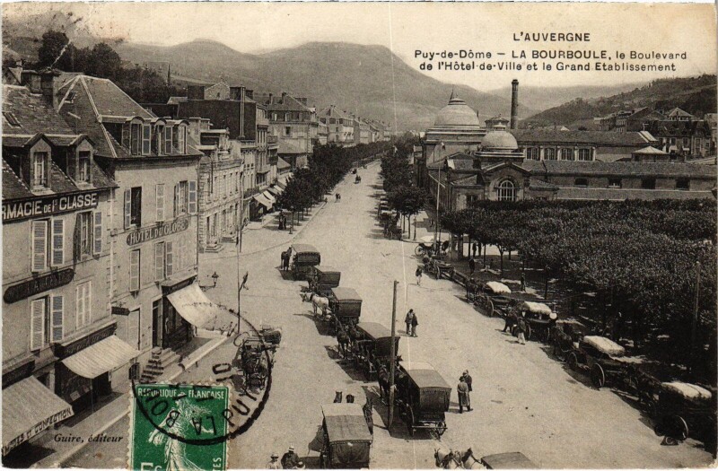 Carte postale ancienne La Bourboule Boulevard de l'Hotel de Ville - Grand Etablissement à La Bourboule