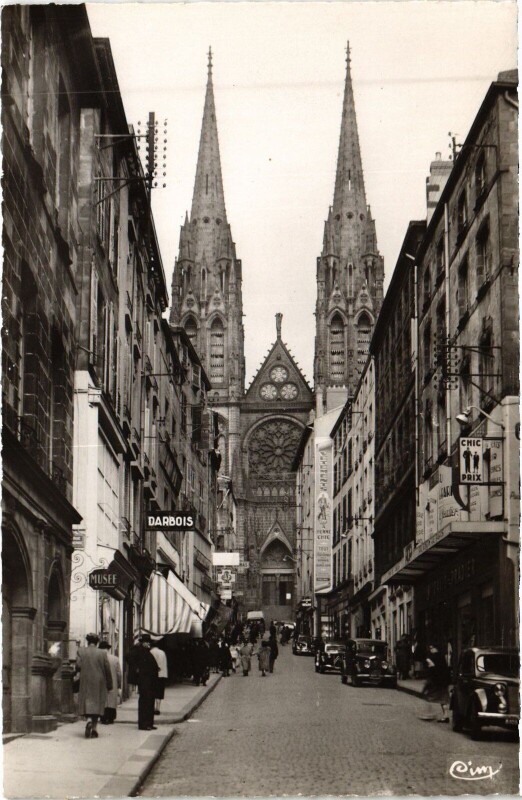 Carte postale ancienne Clermont-Ferrand Rue des Gras et la Cathedrale à Clermont-Ferrand