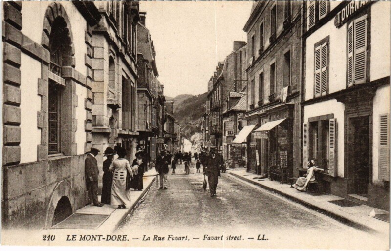 Carte postale ancienne Le Mont-Dore La Rue Favart à Mont-Dore