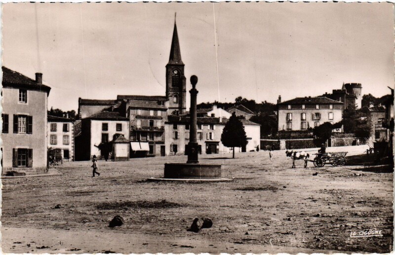 Carte postale ancienne Pontgibaud La Grande Place à Pontgibaud