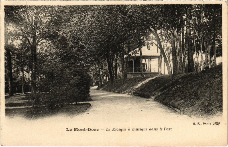 Carte postale ancienne Le Mont-Dore Le Kiosque a Musique dans le Parc à Mont-Dore