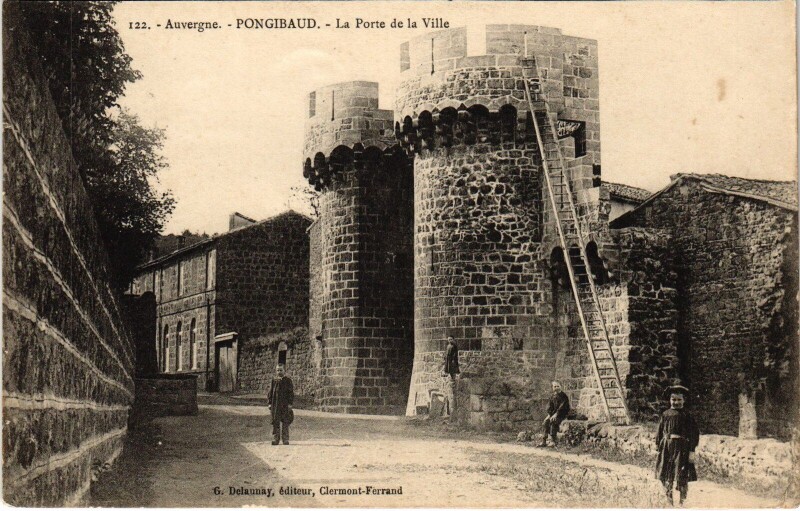 Carte postale ancienne Pontgibaud La Porte de la Ville à Pontgibaud