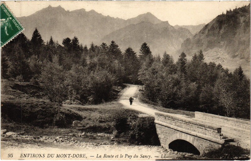 Carte postale ancienne Le Mont-Dore Env. - La Route et le Puy de Sancy à Mont-Dore