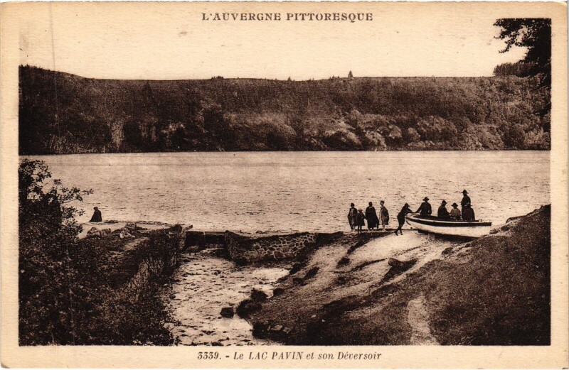 Carte postale ancienne Le Lac Pavin et son Deversoir