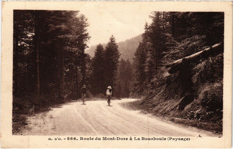 Carte postale ancienne Route du Mont-Dore a La Bourboule - Paysage à La Bourboule