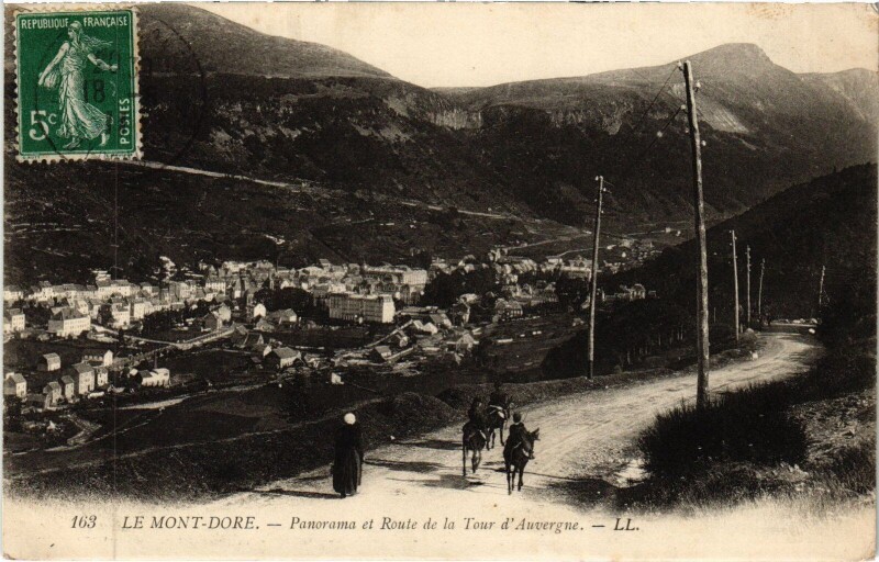Carte postale ancienne Le Mont-Dore Panorama et Route de La Tour-d'Auvergne à La Tour-d'Auvergne