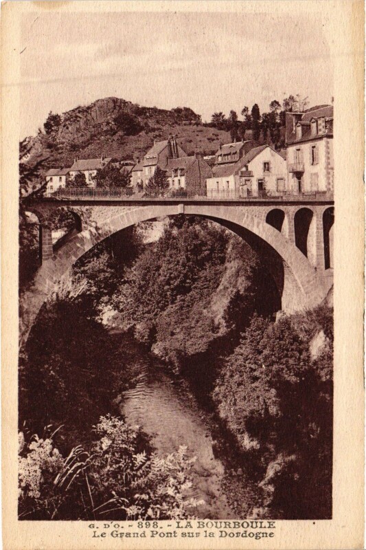 Carte postale ancienne La Bourboule Le Grand Pont sur la Dordogne à La Bourboule