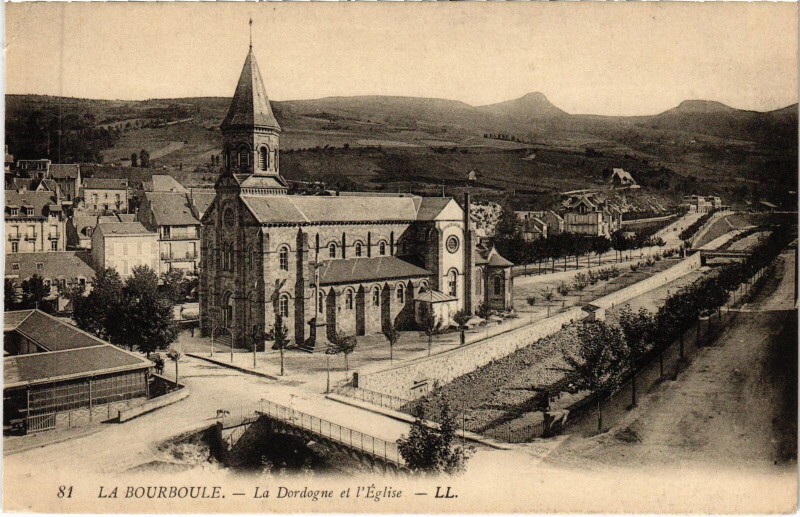 Carte postale ancienne La Bourboule La Dordogne et l'Eglise à La Bourboule
