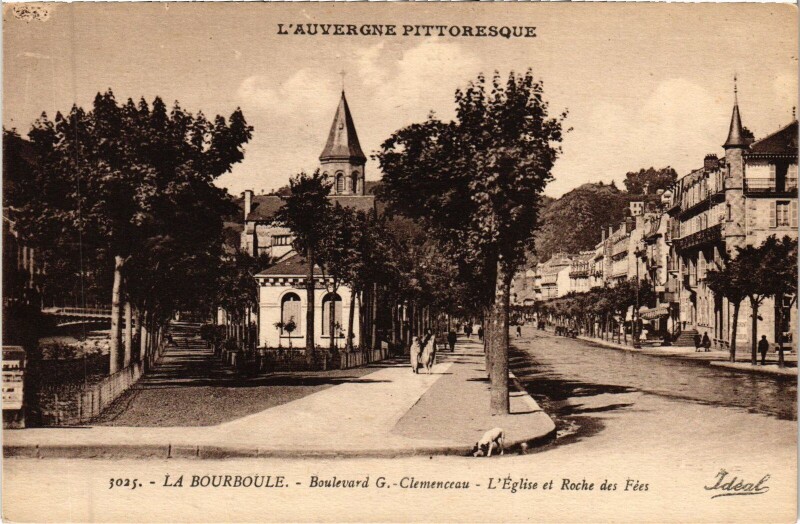Carte postale ancienne La Bourboule Boulevard G.-Clemenceau - L'Eglise et Roche des Fees à La Bourboule