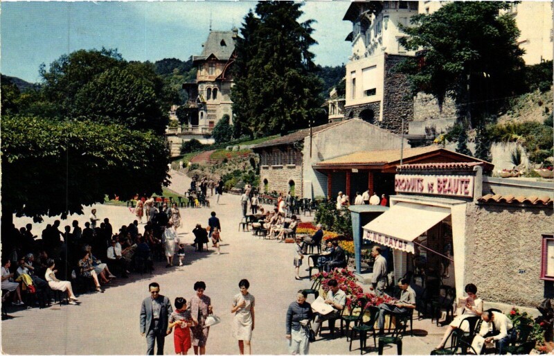 Carte postale ancienne Chatel-Guyon Le Parc - La Source Suzanne et l'Hotel Splendid