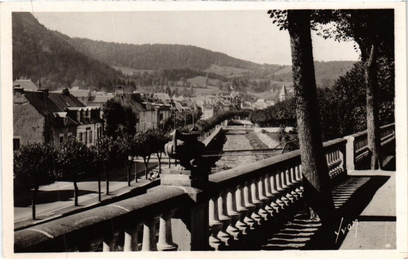 Carte postale ancienne La Bourboule La Dordogne a Travers la Ville à La Bourboule