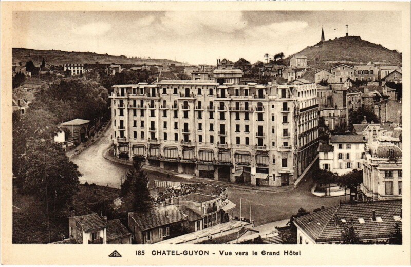 Carte postale ancienne Chatel-Guyon Vue vers le Grand Hotel