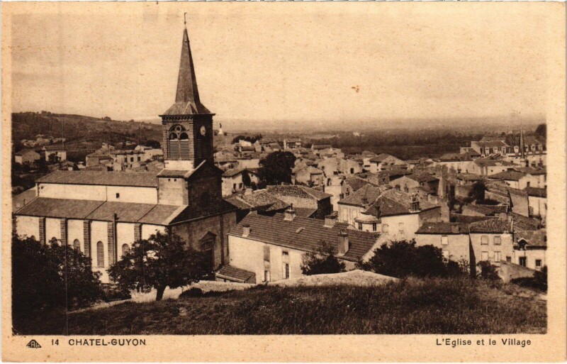 Carte postale ancienne Chatel-Guyon L'Eglise et le Village