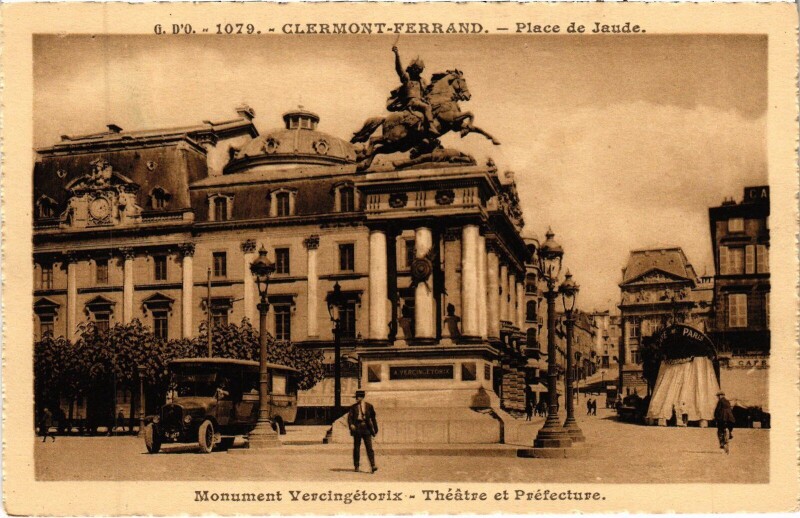 Carte postale ancienne Clermont-Ferrand Place de Jaude - Monument - Theatre - Prefecture à Clermont-Ferrand