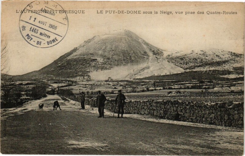 Carte postale ancienne L'Auvergne-Le Puy-de-Dome sous la Neige vue prise des Quatre-Routes