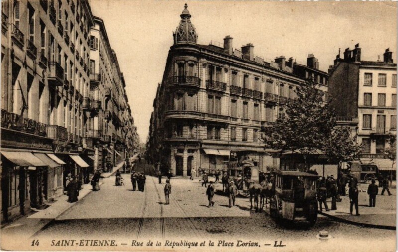 Carte postale ancienne Saint-Etienne-Rue de la République et la Place Dorian