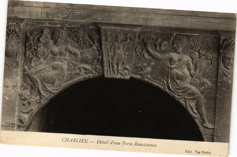 Carte postale ancienne Charlieu - Détail d'une Porte Renaissance à Charlieu