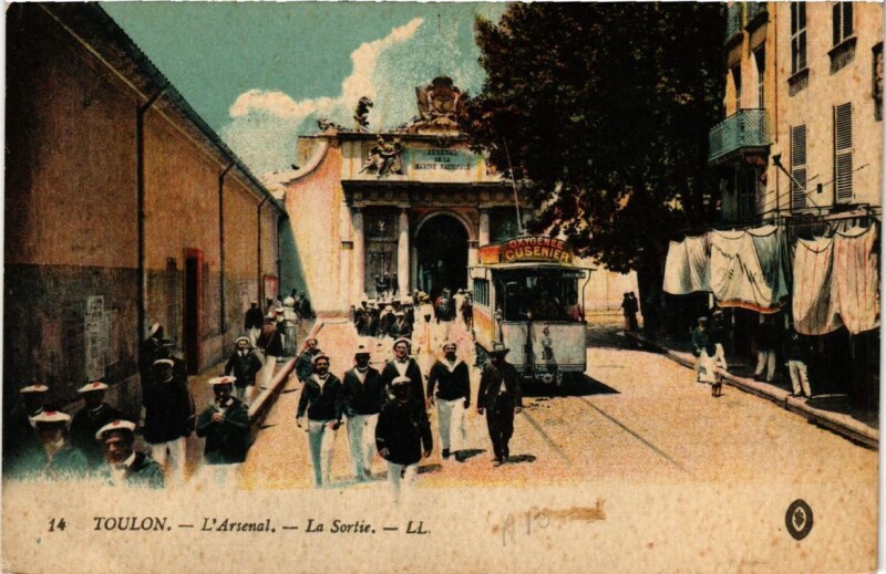 Carte postale ancienne Toulon L'Arsenal-La sortie à Toulon