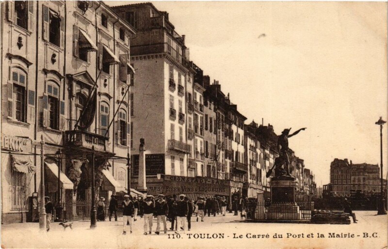 Carte postale ancienne Toulon Le Carre du Port et la Mairie à Toulon