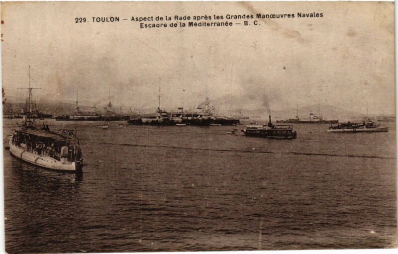 Carte postale ancienne Toulon Aspect de la Rade aprés les Grandes Manoeuvres Navales à Toulon