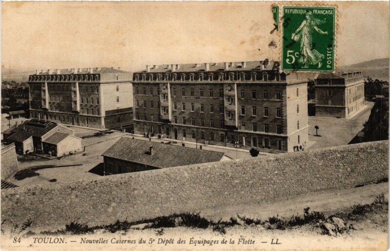 Carte postale ancienne Toulon Nouvelles Casernes du 5e Depot des Equipages de la Flotte à Toulon