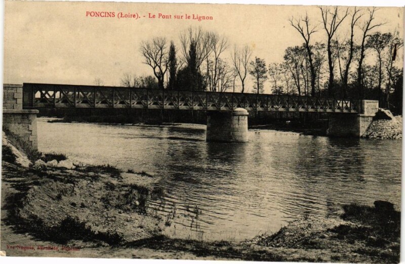 Carte postale ancienne Poncins - Le Pont sur le Lignon à Poncins