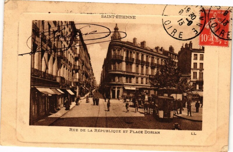 Carte postale ancienne Saint-Etienne-Rue de la République et Place Dorian