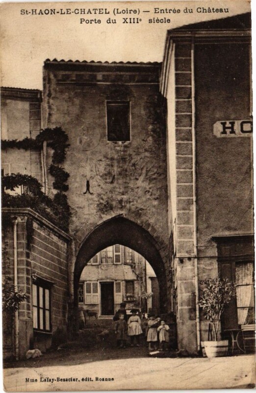 Carte postale ancienne Saint-Haon-le-Chatel -Entrée du Chateau Porte