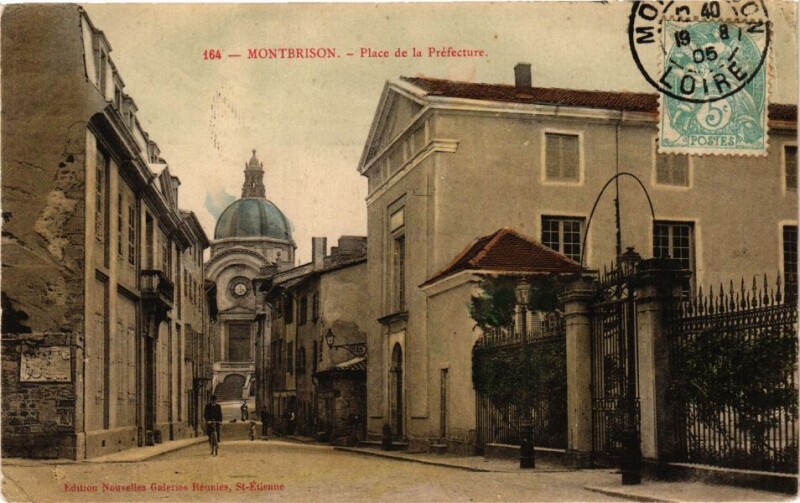 Carte postale ancienne Montbrison - Place de la Préfecture à Montbrison