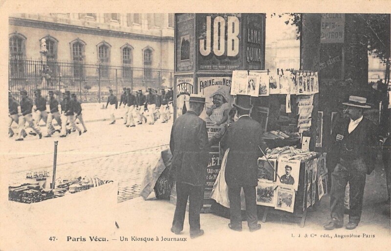 Carte postale ancienne Un Kiosque à Journaux à Paris 1er