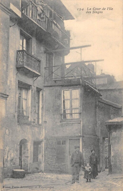 Carte postale ancienne La Cour de l'île des Singes à Paris 13e